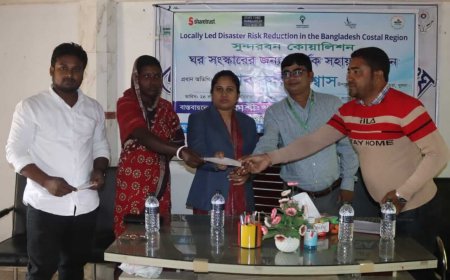 কয়রায় দুর্যোগে ক্ষতিগ্রস্ত পরিবারের মাঝে ঘর সংস্কারের জন্য চেক বিতরণ
