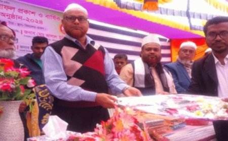 করিমগঞ্জের খয়রত সরকারি প্রাথমিক বিদ্যালয়ের বার্ষিক পুরস্কার বিতরণ