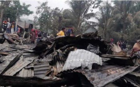 রান্না ঘরে গ্যাস সিলিন্ডার বিস্ফোরণে আগুনে পুড়ে দরিদ্র ৬ পরিবার নিঃশ্ব