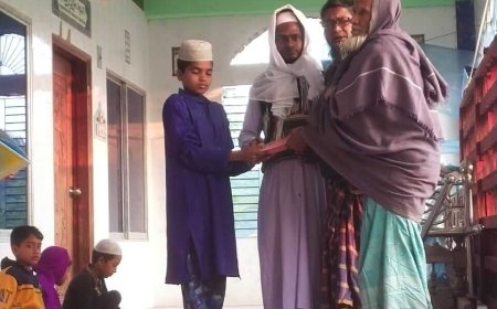 কয়রা মক্তবে শিক্ষার্থীদের উপস্থিতি নিশ্চিত করতে পুরস্কার বিতরণ