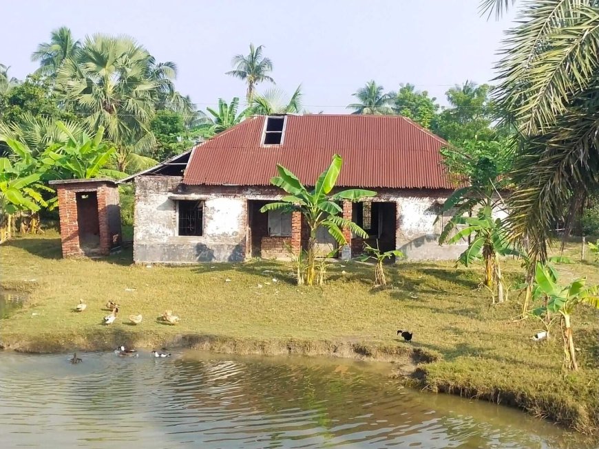 রোগী আছে ডাক্তার নাই, রোগ আছে ওষুধ নাই,   ঝুঁকিপূর্ণ ভবনে  চলছে কয়রা বেদকাশি উপ স্বাস্থ্য কেন্দ্র