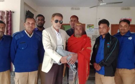 সাতক্ষীরা সদরের ধুলিহর ইউপি চেয়ারম্যানের উদ্যোগে শীতবস্ত্র বিতরণ