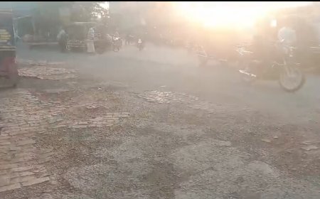 সাতক্ষীরায় সড়কের বেহাল অবস্থা: দুর্ঘটনা প্রতিনিয়ত, নেই কোনো কার্যকর সংস্কার উদ্যোগ