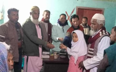 সাতক্ষীরার দেবহাটায় বিএনপি নেতার নগদ অর্থ সহায়তা প্রদান