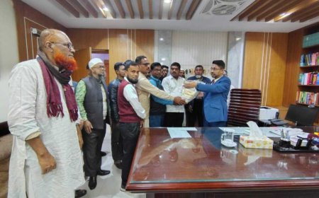 সাতক্ষীরায় সদ্য যোগদানকৃত জেলা ও দায়রা জজকে আইনজীবী সহকারী সমিতির ফুলের শুভেচ্ছা