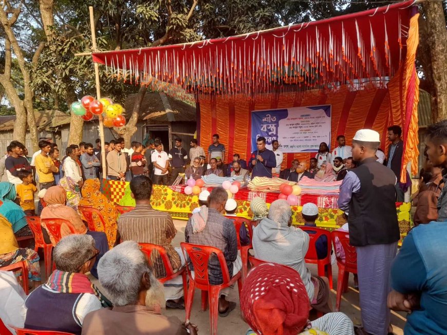 পাবনায় স্বেচ্ছাসেবী সংগঠন মশাল উদ্যোগে শীতবস্ত্র বিতরণ