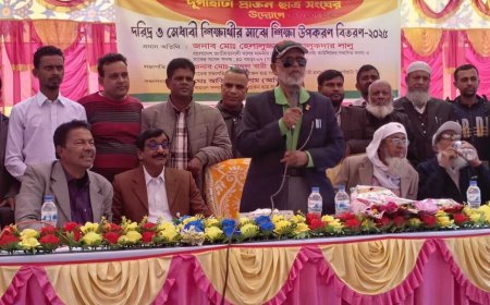 দূর্গাহাটায় দরিদ্র ও মেধাবী শিক্ষার্থীদের মাঝে শিক্ষা উপকরণ বিতরণ