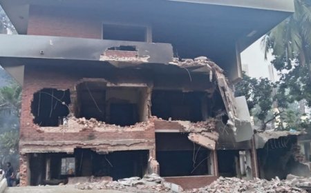 ধানমন্ডি ৩২ এখন  ধ্বংসস্তূপে পরিণত হয়েছে