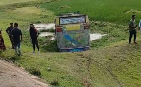 জগন্নাথপুরে পিচ্ছিল রাস্তায় বাস উল্টে খাদে, বড় দুর্ঘটনা থেকে রক্ষা