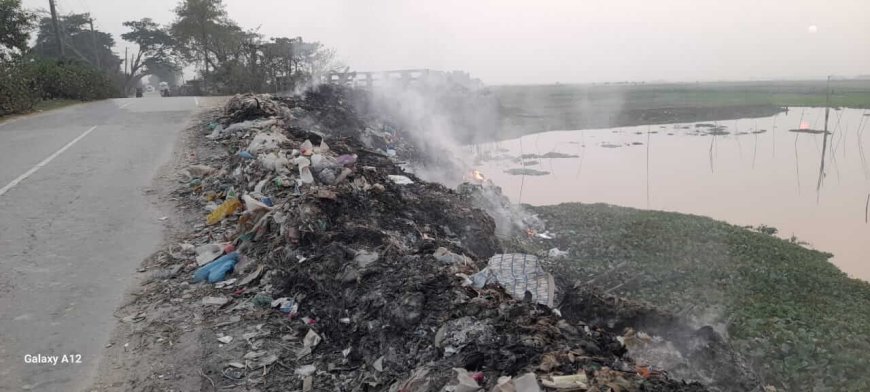 জগন্নাথপুরে সড়কের পাশে ময়লার স্তূপ: দুর্গন্ধ ও ধোঁয়ায় অতিষ্ঠ এলাকাবাসী