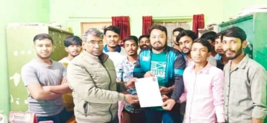 পাবনায় চাটমোহর সরকারি কলেজ ছাত্রদলের স্মারকলিপি প্রদান, ছাত্রলীগ নিষিদ্ধ ঘোষণার বিচার দাবি