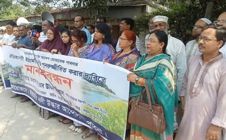 পাবনায় ঐতিহ্যবাহী ইছামতি নদী পুনরুজ্জীবনের দাবিতে মানববন্ধন